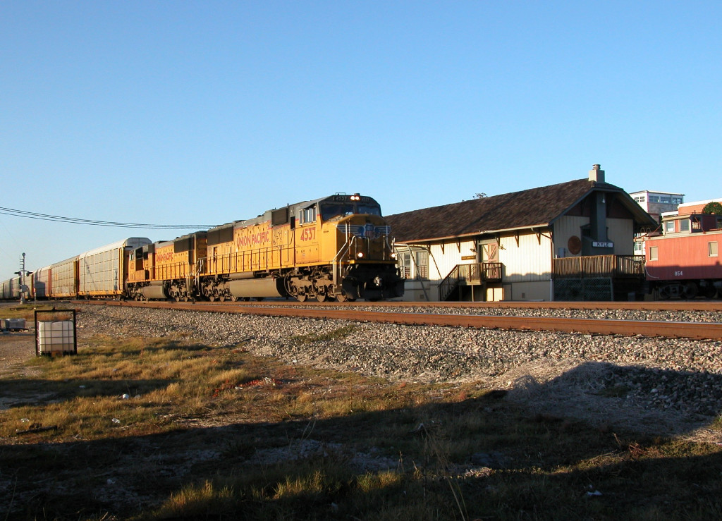 UP 4537  5Nov2011  NB through town with Racks 